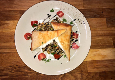 Feta mit Blätterteig und Salat